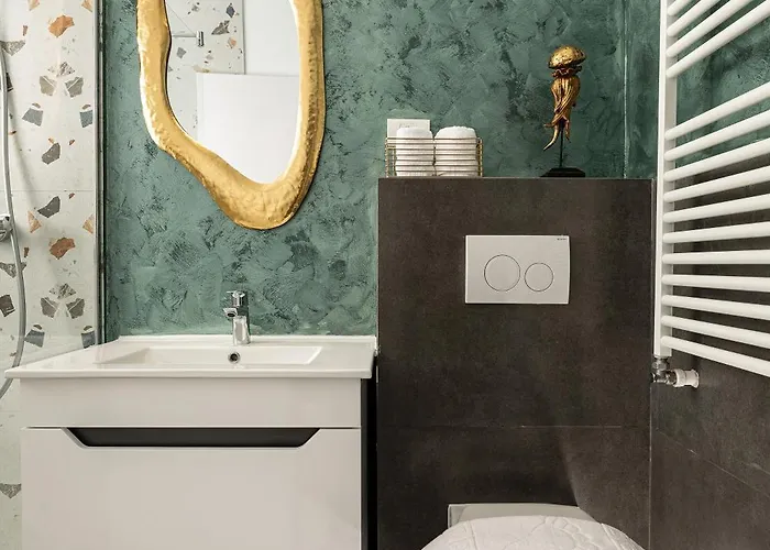 Apartman Qult - Emerald Rhapsody